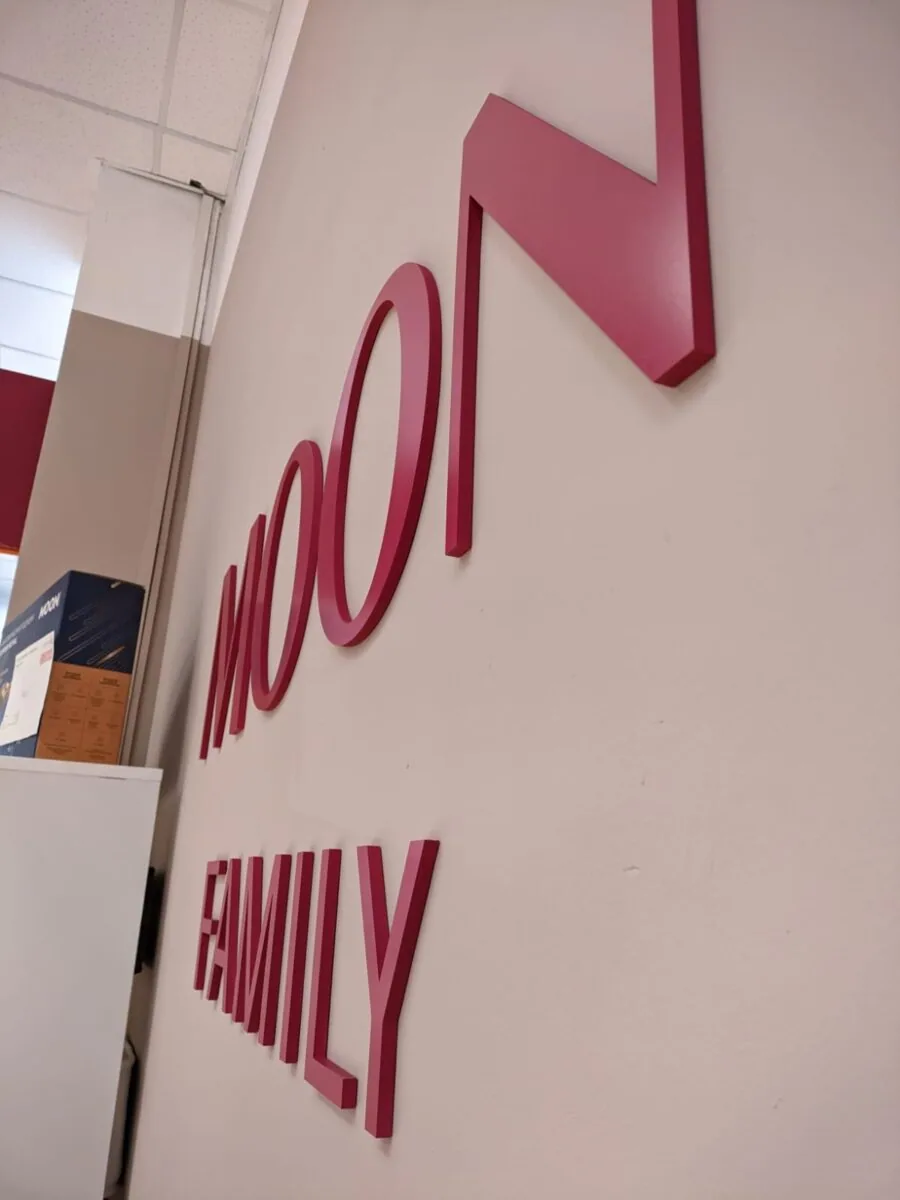 Объёмные буквы на стене